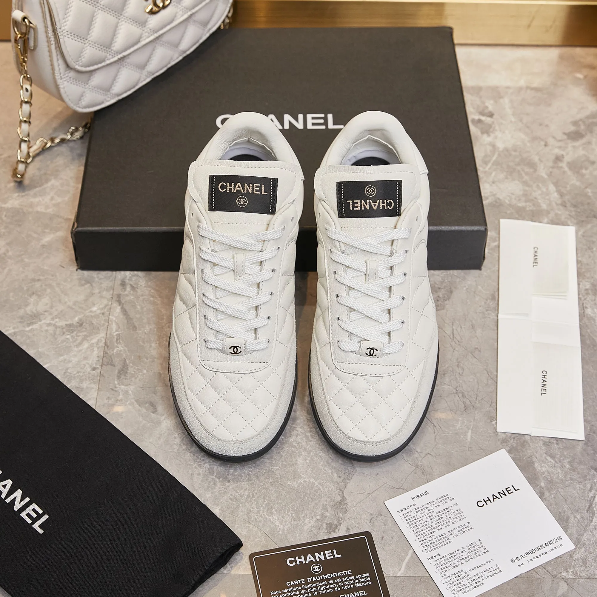 👟👟Ex-factory price 560👟👟 Chanel Chanel - 2024 counter top casual sports shoes This classic design; the upper is electro-embroidered with a variety of techniques; the outsole is fashionable and sporty; it is unusual to incorporate a variety of color matching elements... The diversified mix and match is very beautiful and versatile, casual, fashionable, sports and outdoor can be taken into account... ꫛꫀꪝ Go➫ Material: ❶Upper is made of: Original imported mixed-breed sheep ❷Inside made of: original imported breathable sheepskin ❸Outsole based on: original TPU outsole Full set of boutique packaging for women 35–41